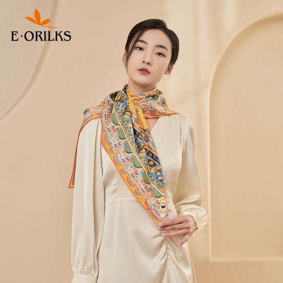 E-Oriloks Vintage scarf in pure silk/ Oriental motif. - Picture 6 of 6